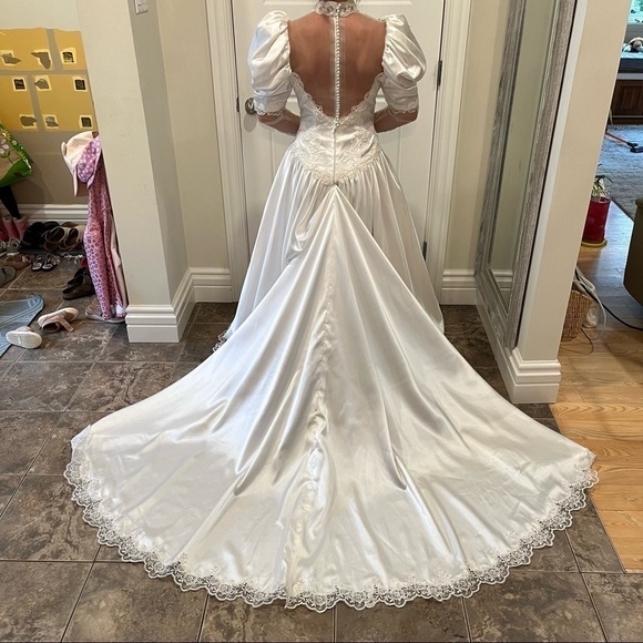 80S Lace Beaded Puff & Long Sleeved Winter White Wedding Gown Long Train & Veil - Picture 10 of 17